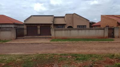 House For Sale in Vosloorus Ext 25, Vosloorus