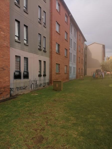 Townhouse For Sale in Fleurhof, Roodepoort