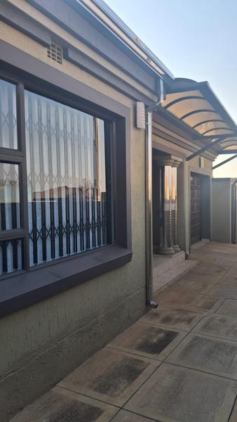 House For Sale in Siluma View, Katlehong