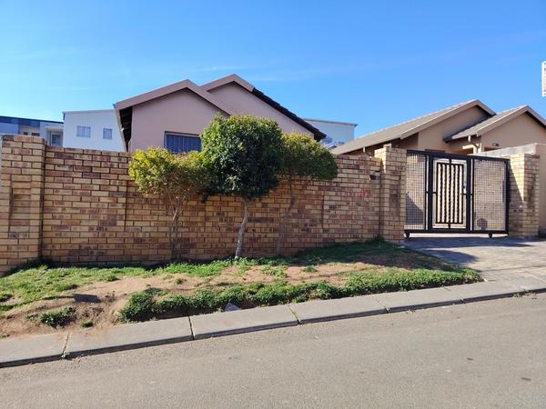 Property For Sale in Fleurhof, Roodepoort